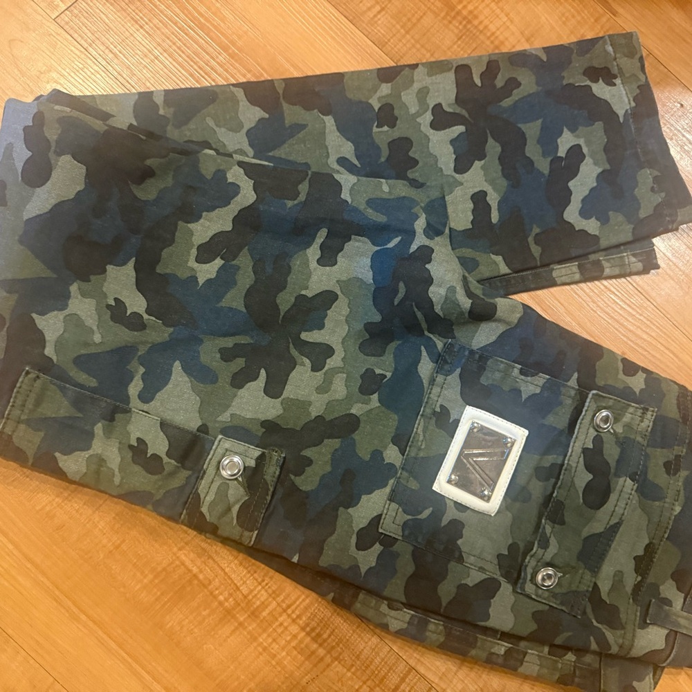 VENUS Camouflage Straight Leg Cargo Pants NWOT size 8
